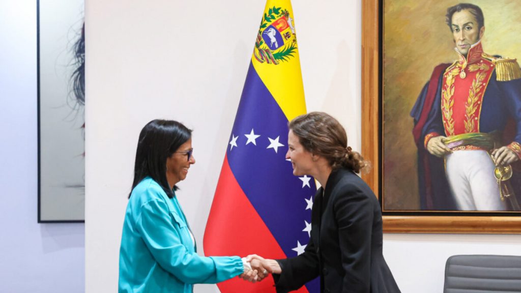 Delcy Rodríguez se reúne en Venezuela con una delegación del Banco Mundial