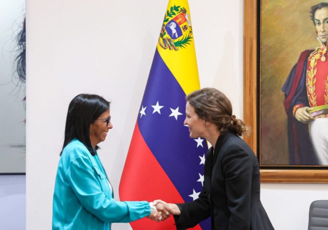Delcy Rodríguez se reúne en Venezuela con una delegación del Banco Mundial