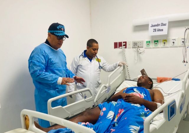 Director Regional Sur da seguimiento a salud de policías heridos en Barahona