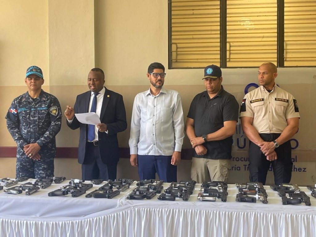En María Trinidad Sánchez entregan más de un centenar de armas a Interior y Policía
