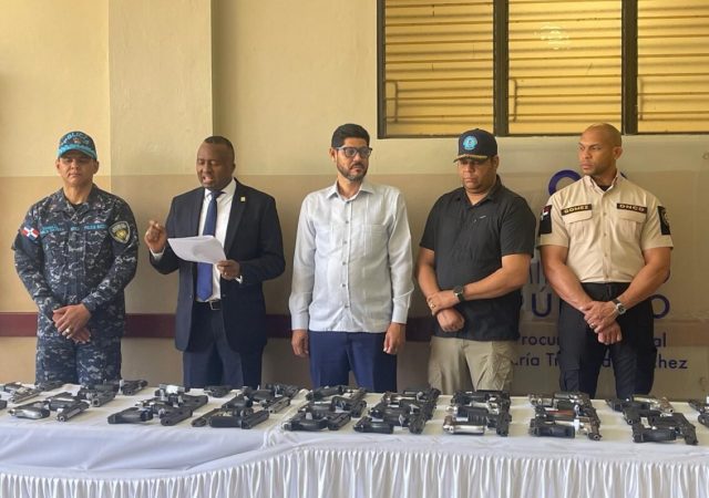 En María Trinidad Sánchez entregan más de un centenar de armas a Interior y Policía