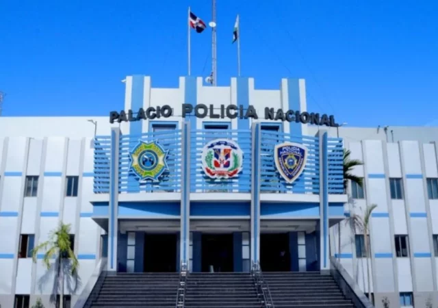 Policía investiga a agente captado en video disparando contra un prófugo en Manoguayabo