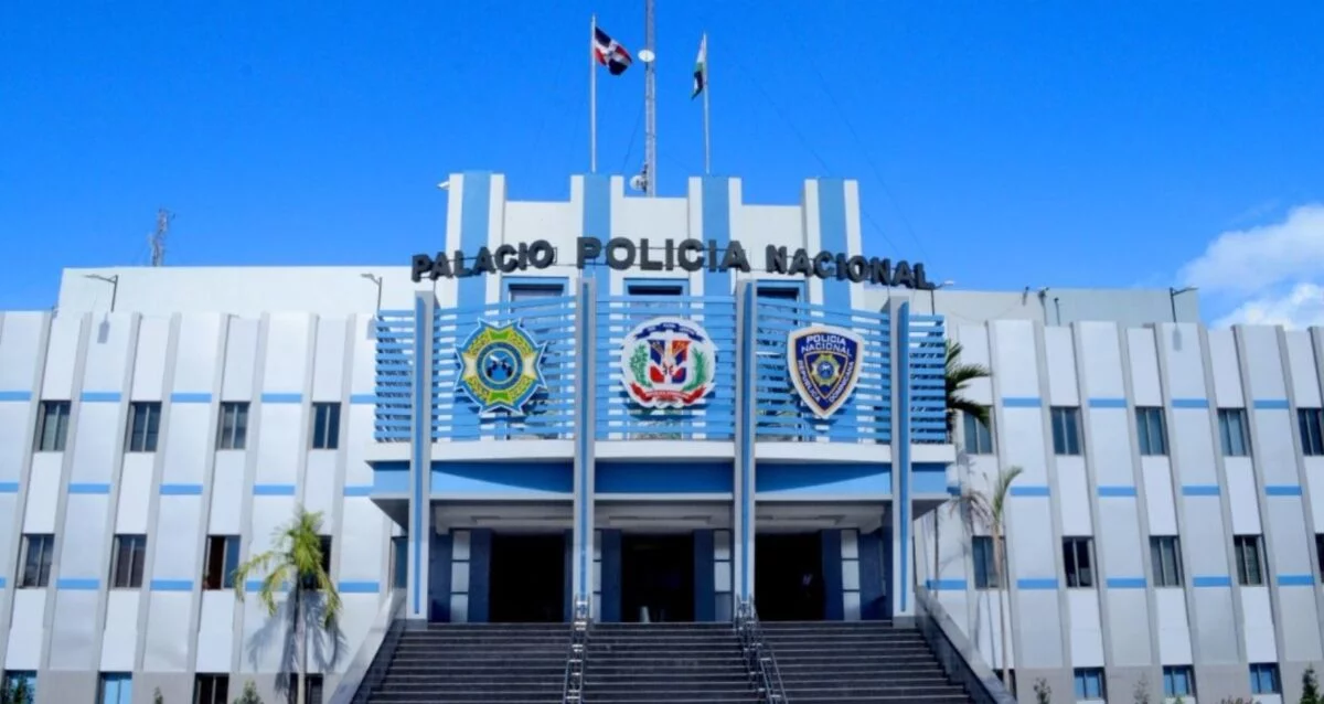 Policía investiga a agente captado en video disparando contra un prófugo en Manoguayabo