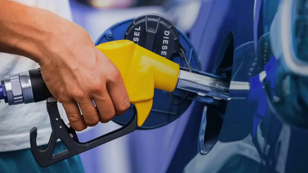 Gobierno aumenta cuatro pesos a la gasolina, ocho al gasoil y congela el GLP