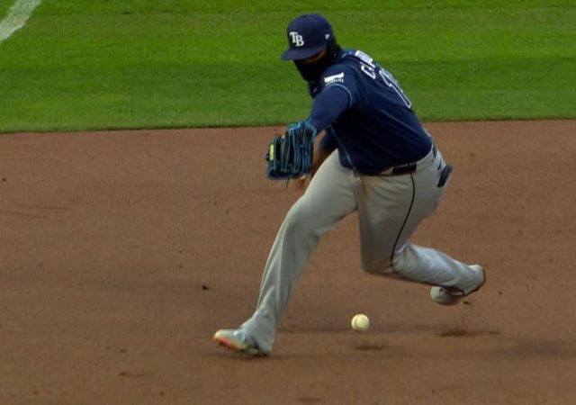 Junior Caminero se cae a la defensa en la tercera base de Tampa Bay