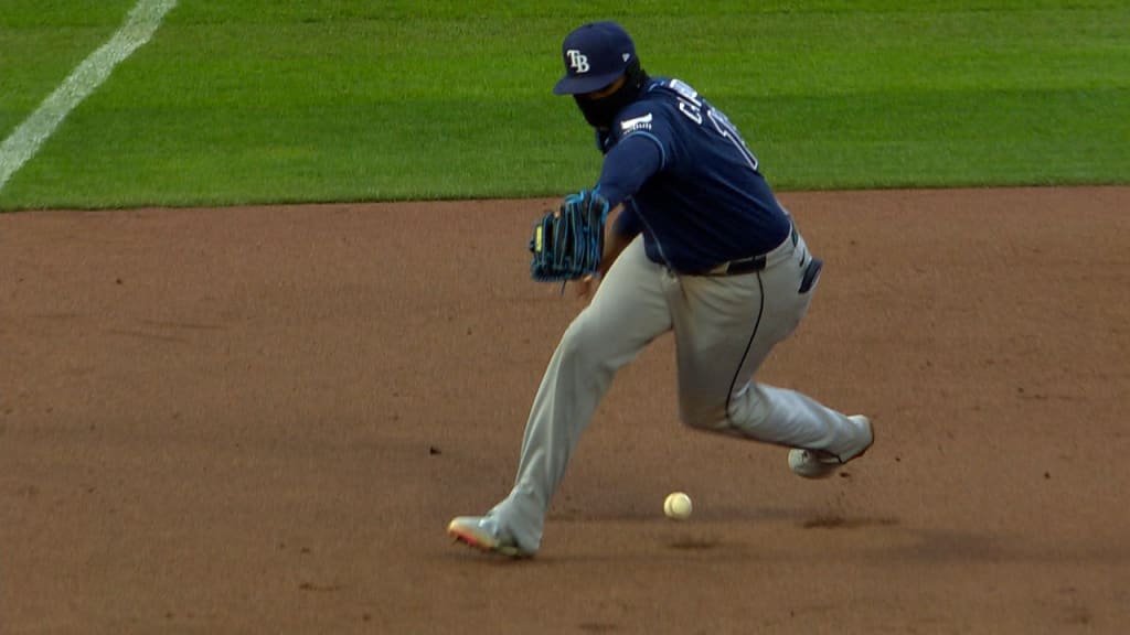 Junior Caminero se cae a la defensa en la tercera base de Tampa Bay