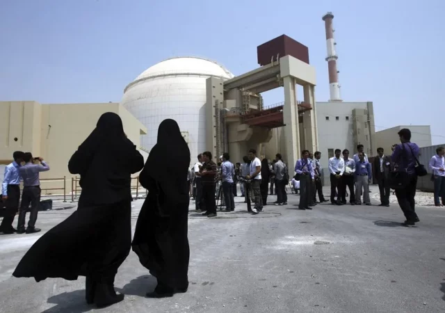 El OIEA confirma un ataque en las inmediaciones de planta nuclear iraní de Bushehr con un muerto