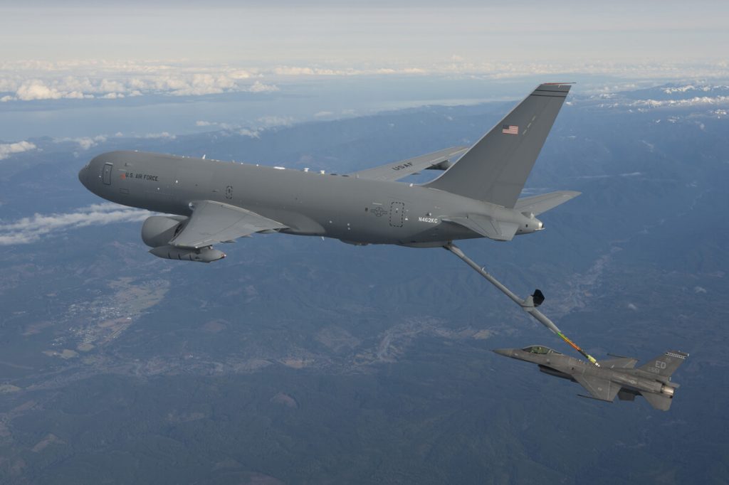 Irán dice que grupos iraquíes atacaron el avión cisterna de EEUU y mataron a 6 tripulantes