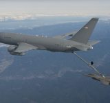 Irán dice que grupos iraquíes atacaron el avión cisterna de EEUU y mataron a 6 tripulantes