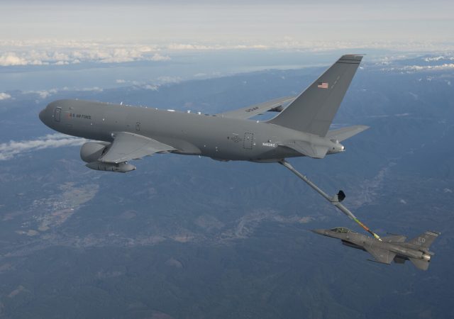 Irán dice que grupos iraquíes atacaron el avión cisterna de EEUU y mataron a 6 tripulantes