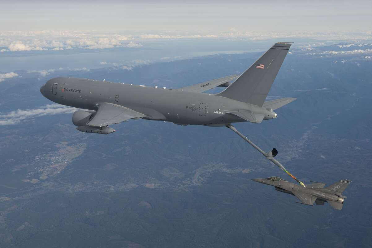 Irán dice que grupos iraquíes atacaron el avión cisterna de EEUU y mataron a 6 tripulantes