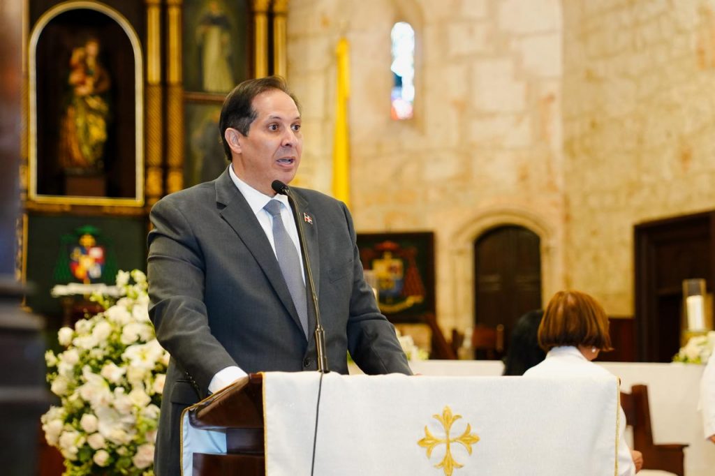 Ministro de Salud anuncia nombramiento de 1,115 enfermeras fijas