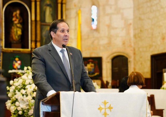 Ministro de Salud anuncia nombramiento de 1,115 enfermeras fijas