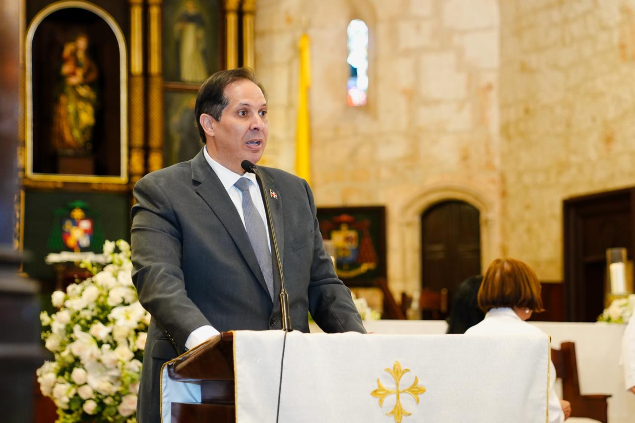 Ministro de Salud anuncia nombramiento de 1,115 enfermeras fijas