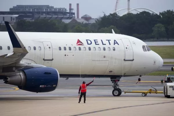 12 personas son evaluadas tras aterrizaje de emergencia de vuelo de Delta en Aeropuerto del Cibao