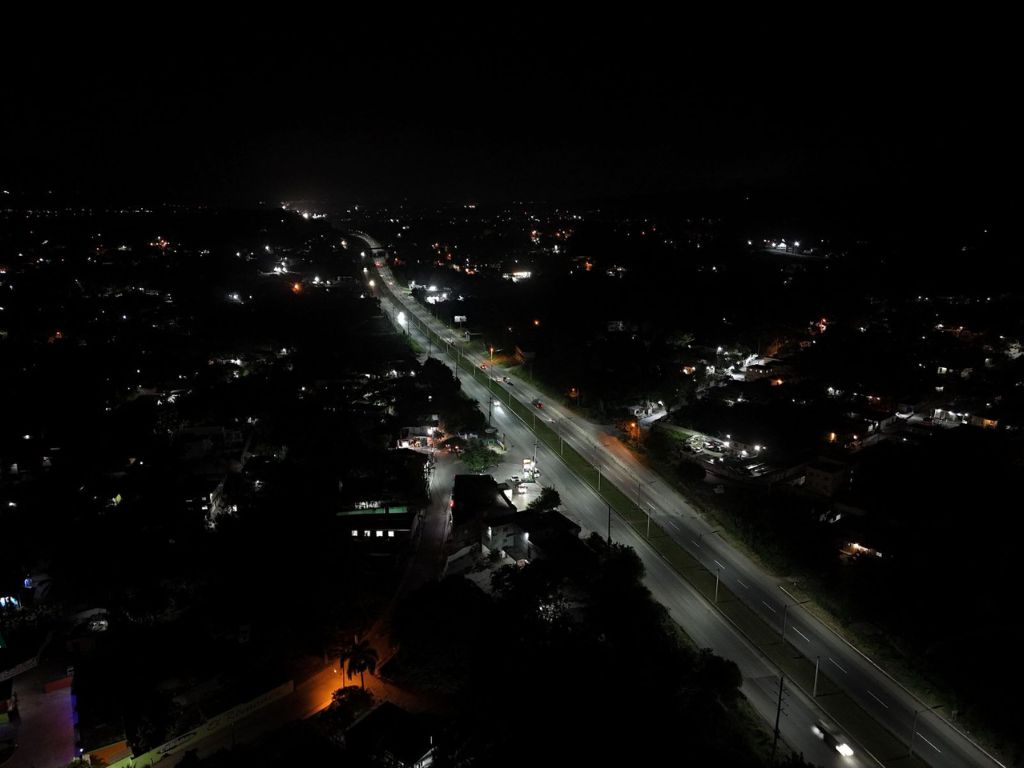 Más seguridad en el corredor sur: RD Vial instala 1,084 luminarias LED