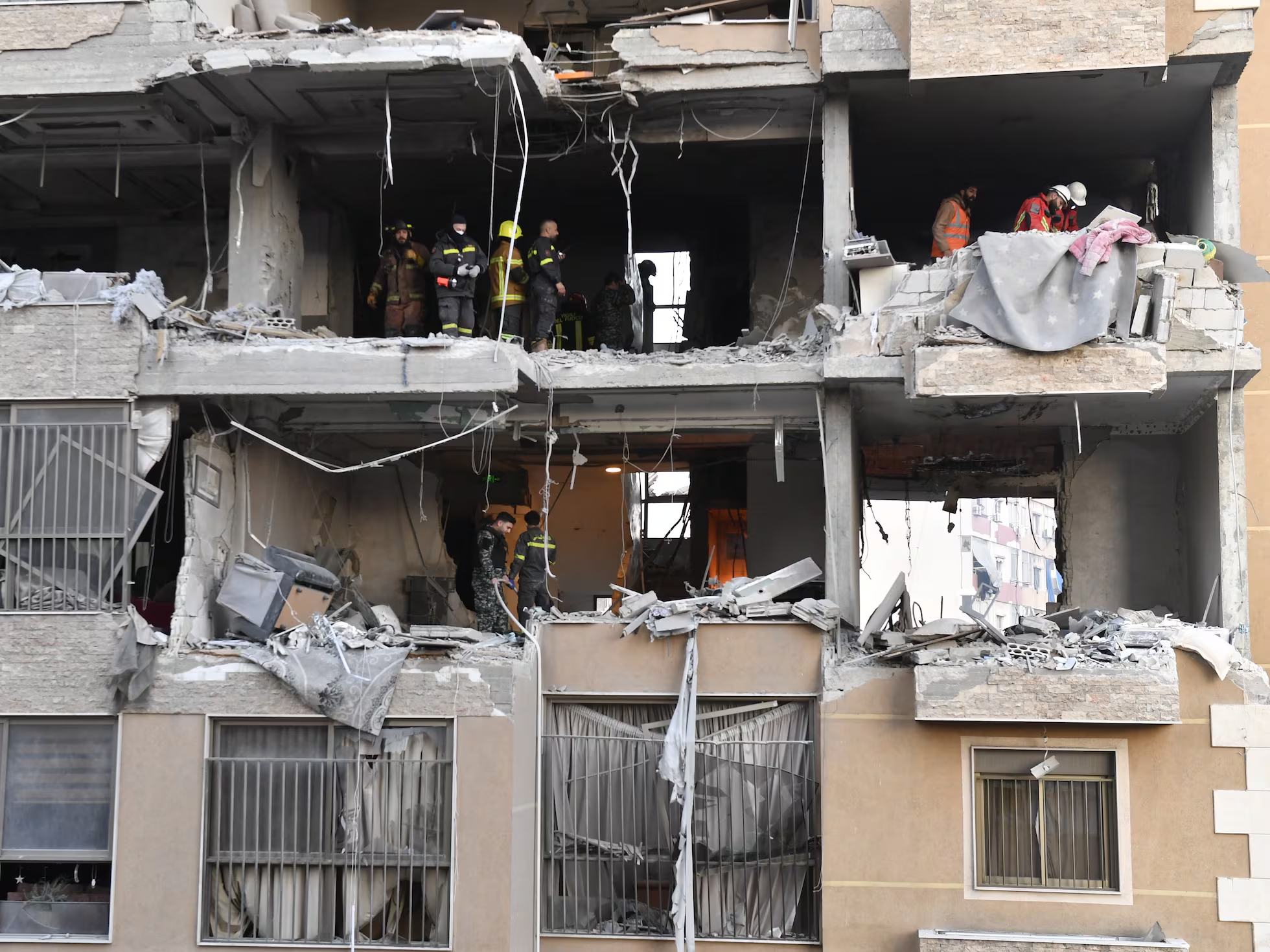 EE.UU. afirma haber destruido centros de mando iraníes tras ataque en Ormuz