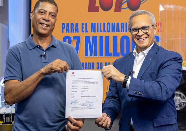 LEIDSA entrega certificado a psicólogo ganador de RD$37 millones en el Loto