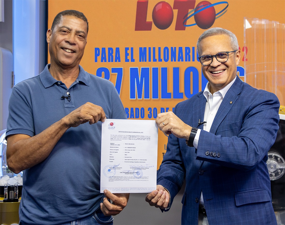 LEIDSA entrega certificado a psicólogo ganador de RD$37 millones en el Loto