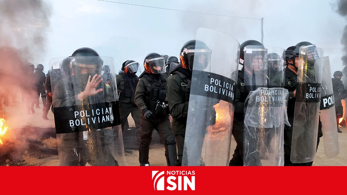 Defensoría del Pueblo reporta 16 civiles y 19 policías heridos en desbloqueo en Bolivia