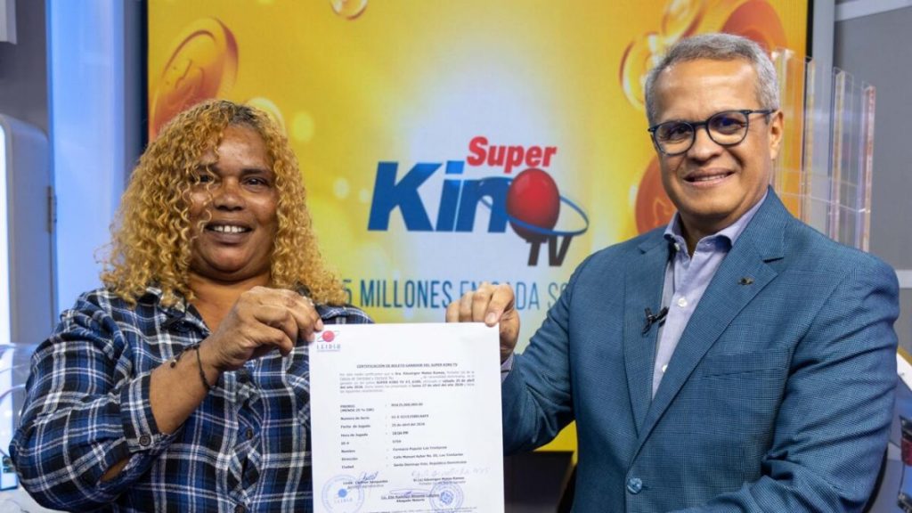 LEIDSA entrega certificado a ama de casa ganadora de 25 millones con el Súper Kino TV