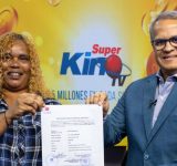 LEIDSA entrega certificado a ama de casa ganadora de 25 millones con el Súper Kino TV