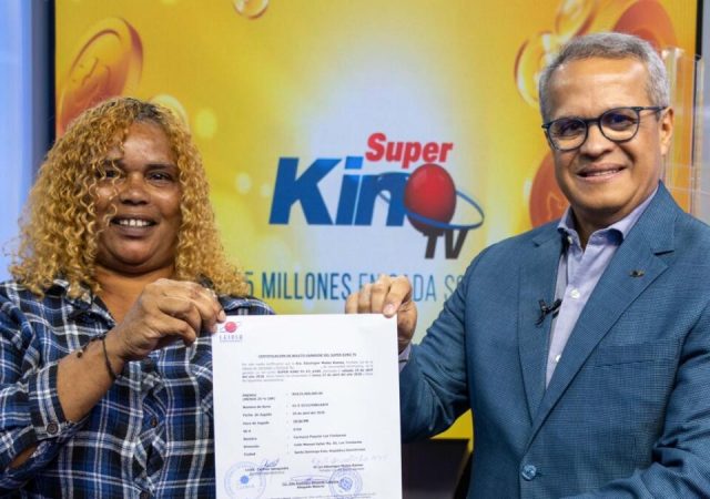 LEIDSA entrega certificado a ama de casa ganadora de 25 millones con el Súper Kino TV