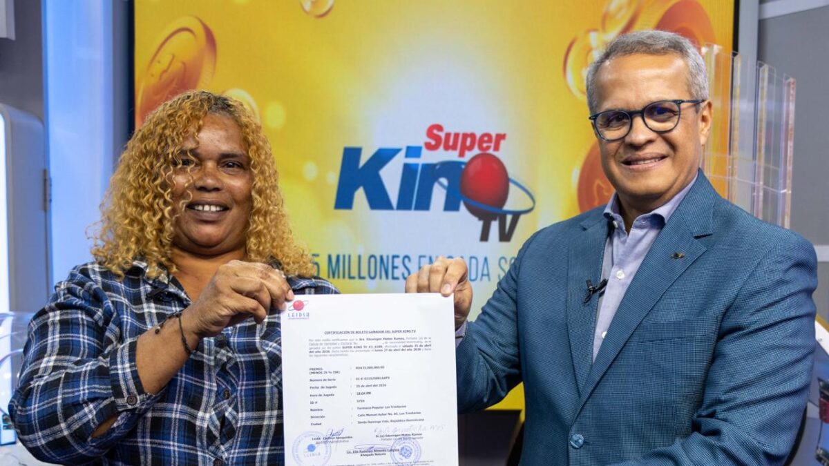 LEIDSA entrega certificado a ama de casa ganadora de 25 millones con el Súper Kino TV
