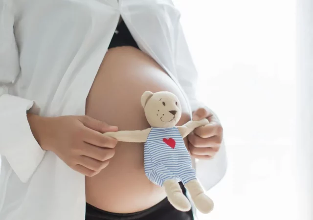 Mujeres dominicanas postergan la maternidad y cambia el patrón de fecundidad en el país