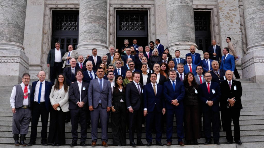El Parlamento del Mercosur rinde homenaje al papa Francisco con un llamado a la paz