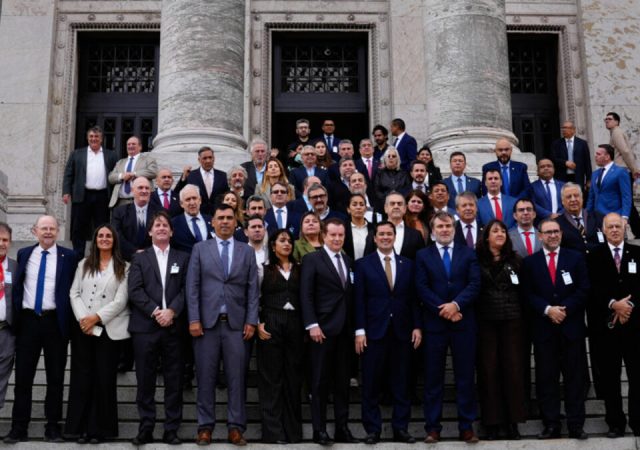 El Parlamento del Mercosur rinde homenaje al papa Francisco con un llamado a la paz