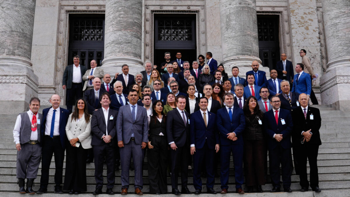 El Parlamento del Mercosur rinde homenaje al papa Francisco con un llamado a la paz