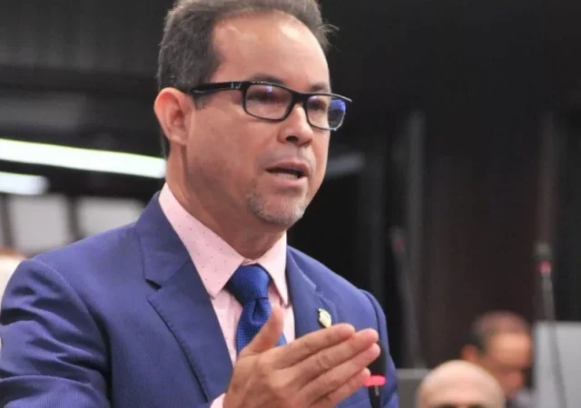 Legisladores del PRM rellenan de piropos a Danilo Medina