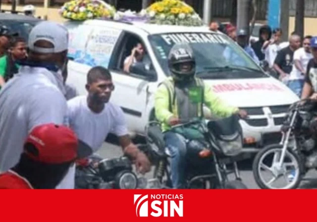 Entre lágrimas e indignación, despiden a joven que murió tras disparo de un agente policial