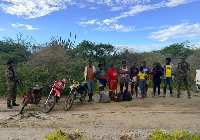 Ejército detiene a diez indocumentados durante operativo en Montecristi