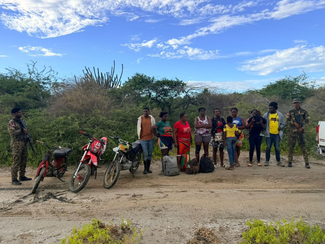 Ejército detiene a diez indocumentados durante operativo en Montecristi