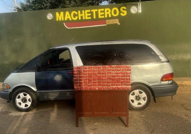 Ejército ocupa contrabando de 23,000 cigarrillos ocultos en un miniván en Mao, Valverde