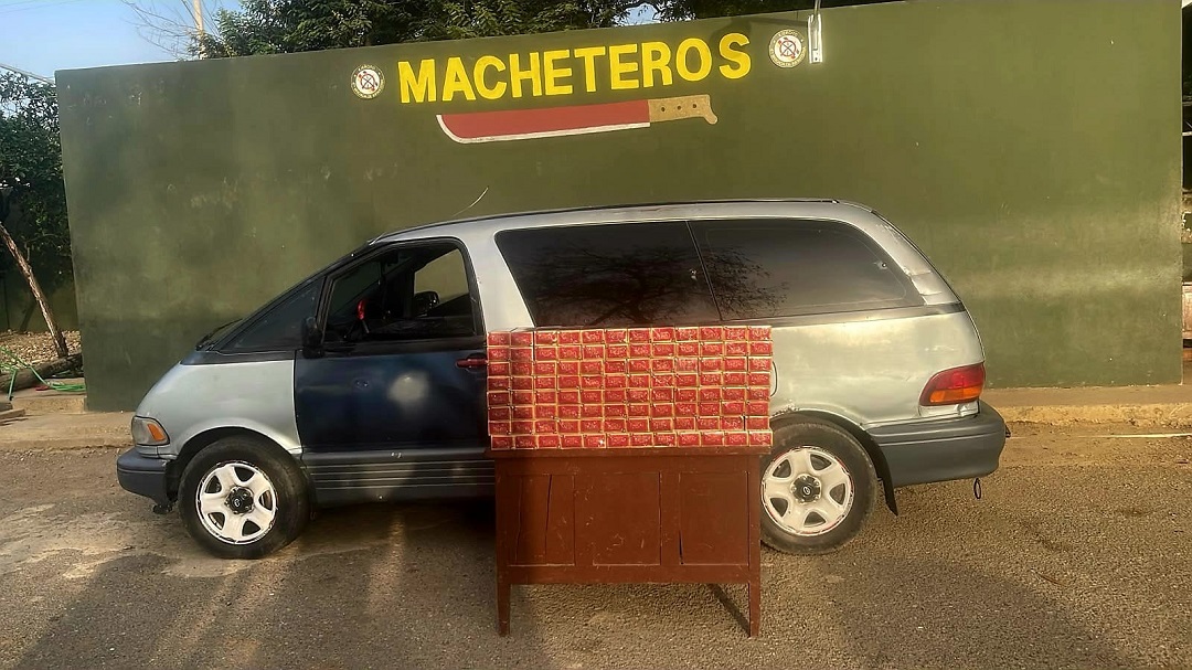 Ejército ocupa contrabando de 23,000 cigarrillos ocultos en un miniván en Mao, Valverde
