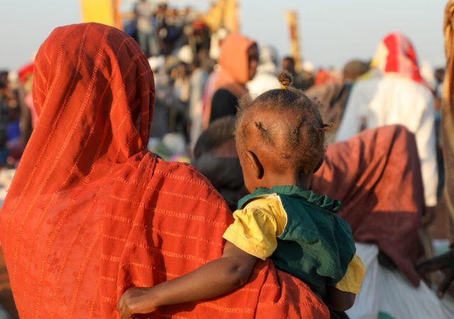 Un millón de mujeres y niñas pierden acceso a servicios básicos por recortes a la ayuda