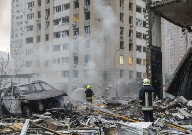 Al menos 14 muertos y más de cuarenta heridos en un nuevo gran ataque ruso sobre Kiev en vísperas de la cumbre de la OTAN