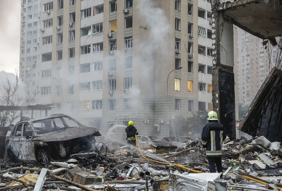 Al menos 14 muertos y más de cuarenta heridos en un nuevo gran ataque ruso sobre Kiev en vísperas de la cumbre de la OTAN