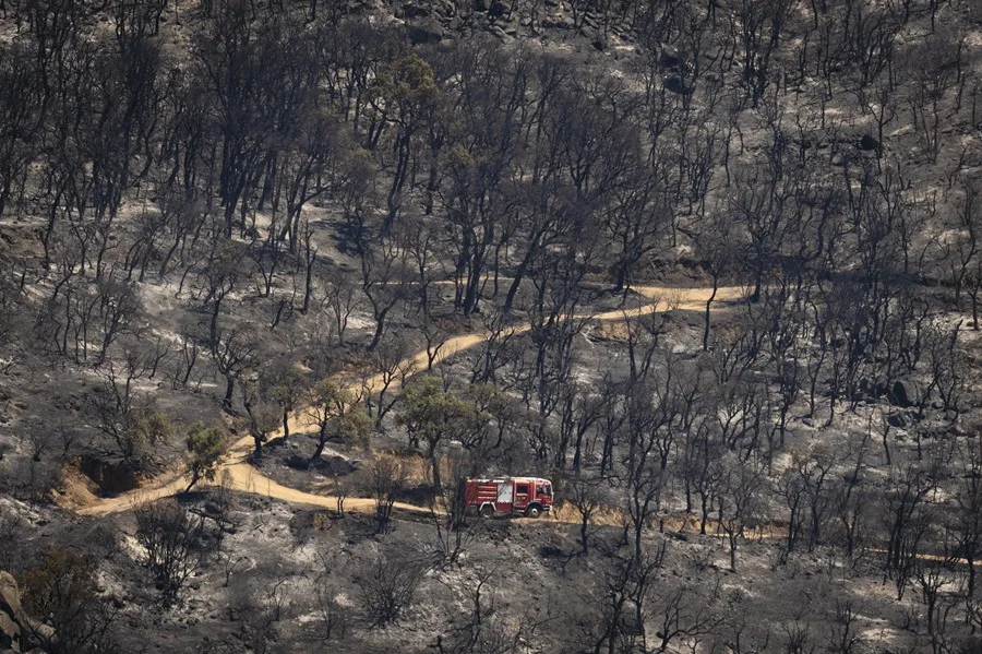 El incendio sigue amenazando Les Gavarres (Girona), donde podría arrasar 30.000 hectáreas