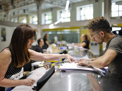 Casi 1.2 millones de migrantes piden regularizarse en España