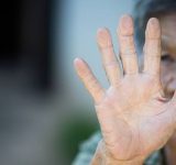 La otra cara de la vejez: miles de denuncias revelan casos de maltrato contra adultos mayores