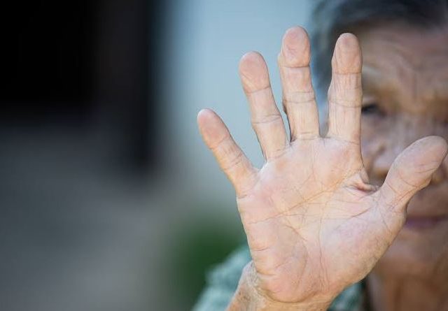 La otra cara de la vejez: miles de denuncias revelan casos de maltrato contra adultos mayores