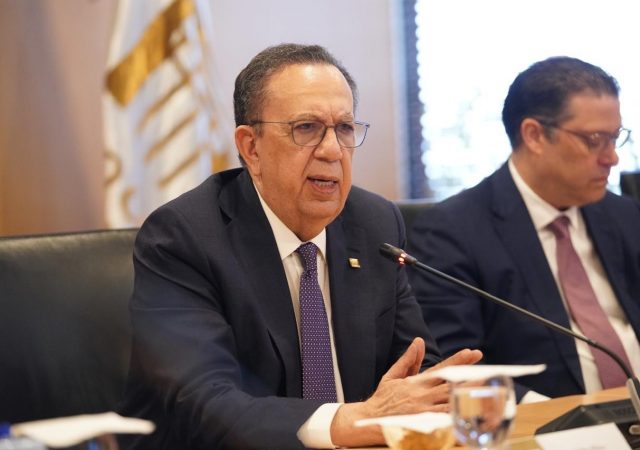Funcionarios del Gobierno y la ABA analizan la economía nacional y los retos ante el conflicto en Oriente Medio