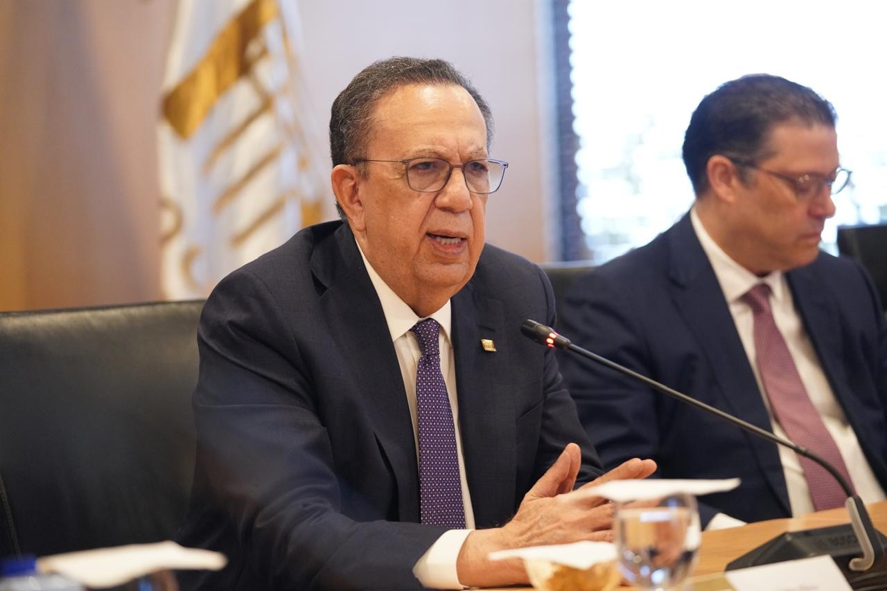 Funcionarios del Gobierno y la ABA analizan la economía nacional y los retos ante el conflicto en Oriente Medio