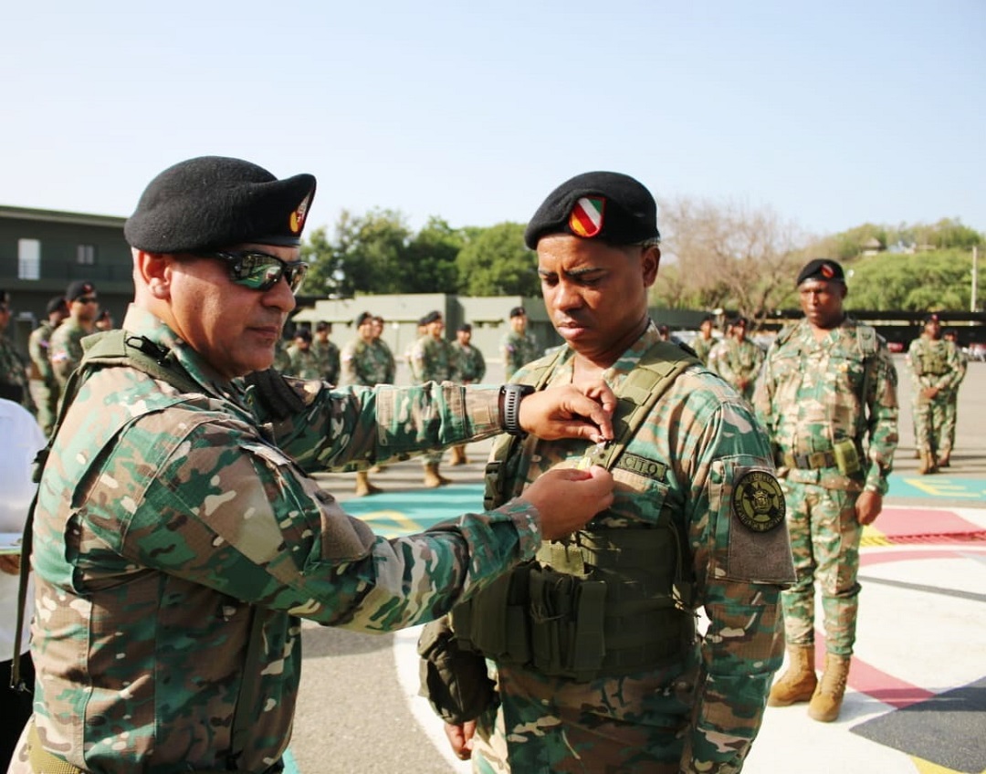 Ejército reconoce a soldados que rechazaron soborno durante operativo en Santiago