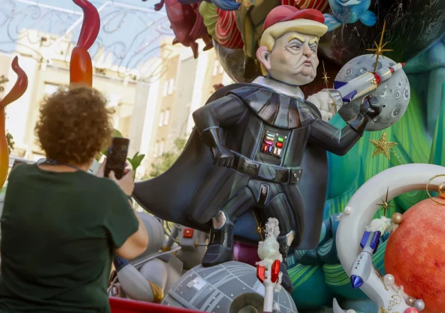 El ‘rey de la galaxia’ Trump, protagonista de los ninots de las Hogueras de Alicante
