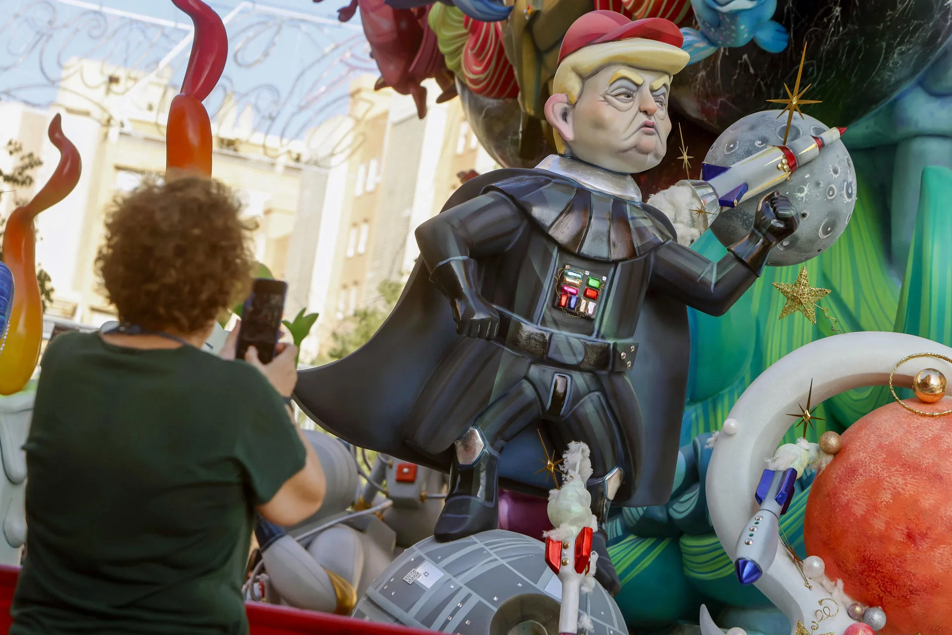 El ‘rey de la galaxia’ Trump, protagonista de los ninots de las Hogueras de Alicante